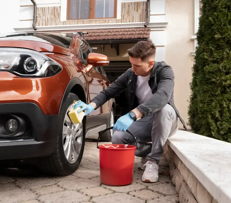 Lavage auto à domicile Bibost : professionnel intervenant sur un véhicule